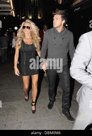 Katie Price lässt J Sheekey Restaurant mit Leandro Penna London, England - 12.07.11 Stockfoto