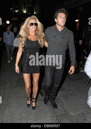 Katie Price lässt J Sheekey Restaurant mit Leandro Penna London, England - 12.07.11 Stockfoto