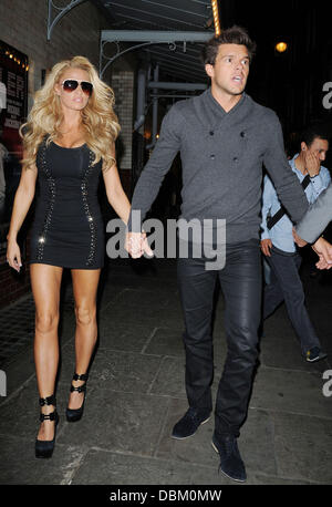 Katie Price lässt J Sheekey Restaurant mit Leandro Penna London, England - 12.07.11 obligatorisch Credit: WENN.com Stockfoto