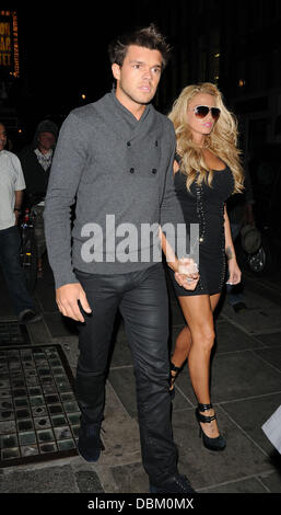 Katie Price lässt J Sheekey Restaurant mit Leandro Penna London, England - 12.07.11 obligatorisch Credit: WENN.com Stockfoto