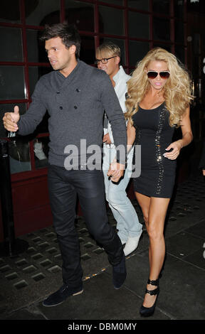 Katie Price lässt J Sheekey Restaurant mit Leandro Penna London, England - 12.07.11 obligatorisch Credit: WENN.com Stockfoto