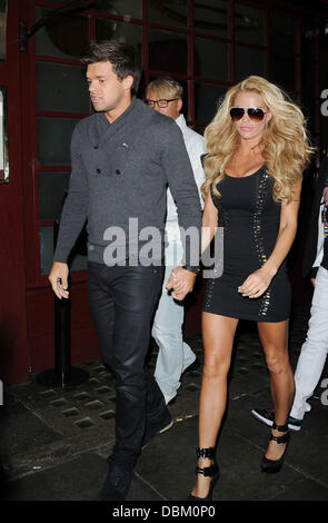 Katie Price lässt J Sheekey Restaurant mit Leandro Penna London, England - 12.07.11 obligatorisch Credit: WENN.com Stockfoto