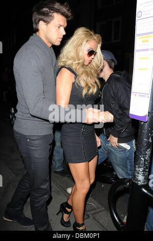 Katie Price lässt J Sheekey Restaurant mit Leandro Penna London, England - 12.07.11 obligatorisch Credit: WENN.com Stockfoto