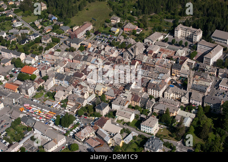 LUFTAUFNAHME. Altstadt von Barcelonnette im Ubaye-Tal. Alpes-de-Haute-Provence, Frankreich. Stockfoto