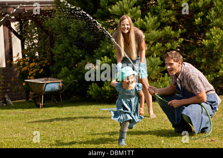 Eltern und Tochter spielen zusammen im Garten, München, Bayern, Deutschland Stockfoto