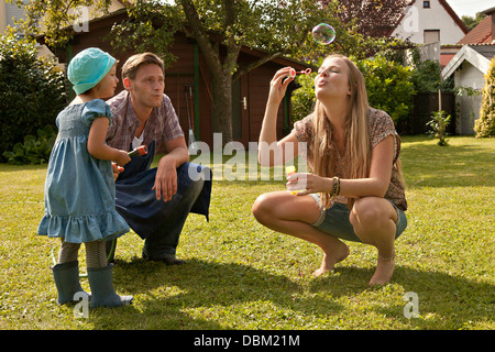 Eltern und Tochter spielen zusammen im Garten, München, Bayern, Deutschland Stockfoto