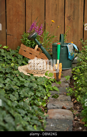 Garten-Geräte, Blumen und Stroh Hut im Garten, München, Bayern, Deutschland Stockfoto