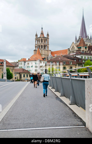 Anzeigen der alten Stadt von Brücke eine Stadt bei Regenwetter, Lausanne, Schweiz, EuropeLausanne, Schweiz, Europa Stockfoto