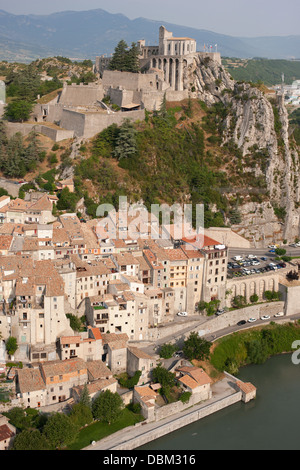 LUFTAUFNAHME. Zitadelle von Sisteron mit Blick auf die Altstadt am Fluss Durance. Alpes-de-Haute-Provence, Frankreich. Stockfoto