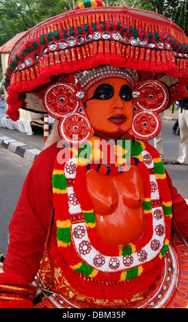 Theyyam Ritual Kunstform und Künstler anzeigen Kerala Indien Stockfoto