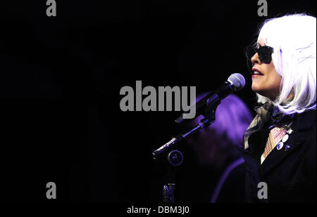 Sängerin Debbie Harry von Blondie, die live auf dem Paradiso in Amsterdam, Niederlande - 14.07.11 Stockfoto