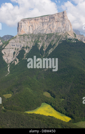 LUFTAUFNAHME. Hohe (Höhe: 2087 m ü.d.M.) isolierte kalksteinbutte im Vercors-Gebirge. Mont Aiguille, Isere, Frankreich. Stockfoto