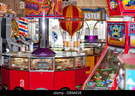 Spaß an den Vergnügungen mit Spielautomaten, so dass Sie Glücksspiel zu gewinnen oder zu verlieren. Stockfoto