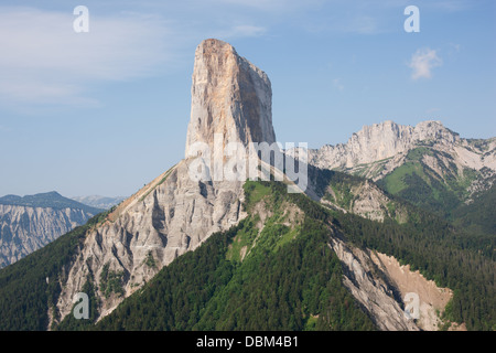 LUFTAUFNAHME. Hohe (Höhe: 2087 m ü.d.M.) isolierte kalksteinbutte im Vercors-Gebirge. Mont Aiguille, Isere, Frankreich. Stockfoto