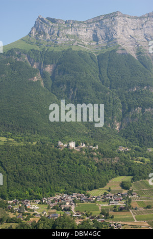 LUFTAUFNAHME. Mittelalterliche Burg auf einem steilen Berghang. Schloss Miolans, Saint-Pierre d'Albigny, Savoie, Auvergne-Rhône-Alpes, Frankreich. Stockfoto