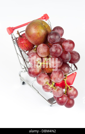 Gruppe von Früchten wie Trauben, Litschis und Pflaumen in einem Warenkorb Stockfoto