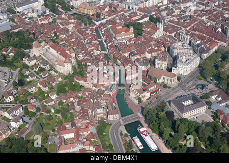 LUFTAUFNAHME. Der Fluss Thiou, das Outlet des Annecy-Sees, fließt durch die mittelalterliche Stadt. Annecy, Haute-Savoie, Auvergne-Rhône-Alpes, Frankreich. Stockfoto