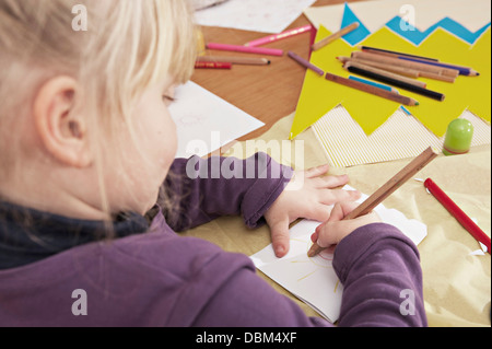 Kleines Mädchen im Kindergarten zeichnen ein Bild, Kottgeisering, Bayern, Deutschland, Europa Stockfoto