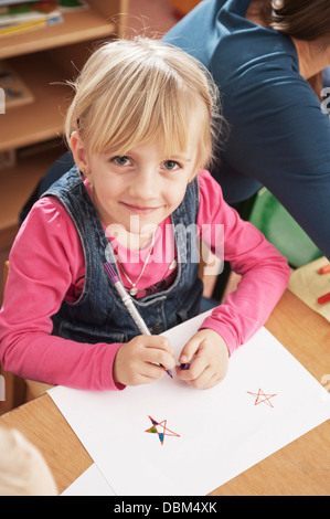Kleines Mädchen im Kindergarten, Kottgeisering, Bayern, Deutschland, Europa Stockfoto