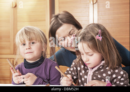 Weibliche Betreuer mit Kindern im Kindergarten, Kottgeisering, Bayern, Deutschland, Europa Stockfoto