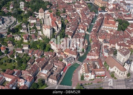 LUFTAUFNAHME. Der Fluss Thiou, das Outlet des Annecy-Sees, fließt durch die mittelalterliche Stadt. Annecy, Haute-Savoie, Auvergne-Rhône-Alpes, Frankreich. Stockfoto