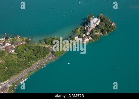 LUFTAUFNAHME. Mittelalterliche Burg auf einer Halbinsel im türkisfarbenen Wasser des Sees Annecy. Duingt Castle, Haute-Savoie, Frankreich. Stockfoto