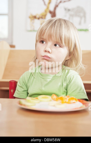 Kleines Mädchen sitzt am Tisch, Kottgeisering, Bayern, Deutschland, Europa Stockfoto