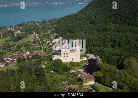 LUFTAUFNAHME. Mittelalterliche Burg mit Blick auf das türkisfarbene Wasser des Sees Annecy. Schloss Menthon-Saint-Bernard, Haute-Savoie, Auvergne-Rhône-Alpes, Frankreich. Stockfoto