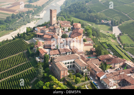 LUFTAUFNAHME. Mittelalterliches Dorf auf einem Hügel mit Blick auf den Tanaro River. Barbaresco, Hügel von Langhe, Provinz Cuneo, Piemont, Italien. Stockfoto