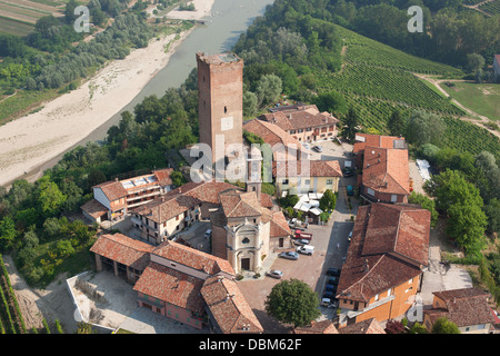 LUFTAUFNAHME. Mittelalterliches Dorf auf einem Hügel mit Blick auf den Tanaro River. Barbaresco, Hügel von Langhe, Provinz Cuneo, Piemont, Italien. Stockfoto