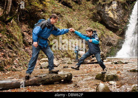 Vater und Sohn, die Erkundung der Natur, Deutschland, Bayern, Europa Stockfoto
