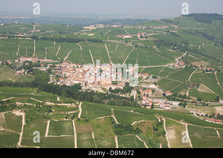 LUFTAUFNAHME. Die Stadt Barolo, das Zentrum einer Weinbauregion in den Langhe-Hügeln. Provinz Cuneo, Piemont, Italien. Stockfoto