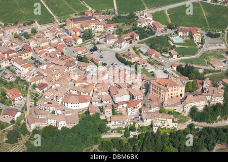 LUFTAUFNAHME. Die Stadt Barolo, das Zentrum einer Weinbauregion in den Langhe-Hügeln. Provinz Cuneo, Piemont, Italien. Stockfoto