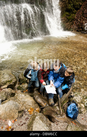 Familie auf der Suche auf der Karte, Bavaria, Germany, Europe Stockfoto