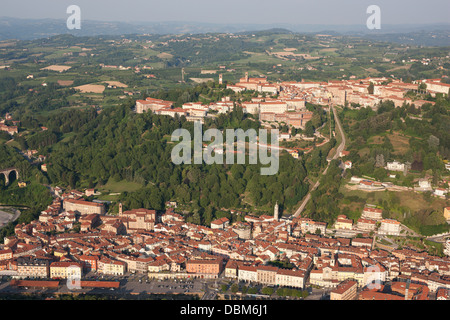 LUFTAUFNAHME. Mittelalterliche Stadt auf einem Hügel mit Blick auf die neueste Stadt am Fuße. Mondovi, Provinz Cuneo, Piemont, Italien. Stockfoto