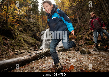 Drei Kinder laufen durch Brook, Bayern, Deutschland, Europa Stockfoto