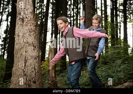 Zwei jungen balancieren auf Baumstamm im Wald, Bayern, Deutschland, Europa Stockfoto