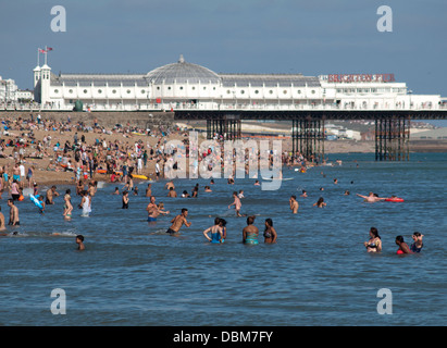 Menschen genießen das Meer und Strand in Brighton an einem heißen Sommertag Stockfoto