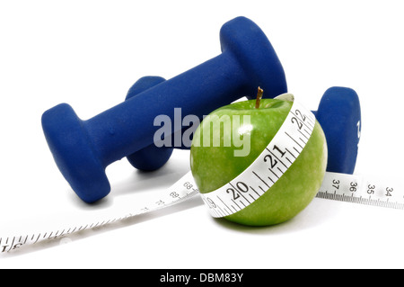 Gewichte, Apfel und Maßband - Diät / gesunde Wohnkonzept Stockfoto