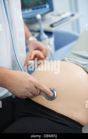 Arzt untersuchen schwangere Frau Stockfoto