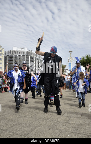 Erwachsene und Kinder, die Durchführung von Morris Tanz in Eastbourne Festival Lammas 2013 Stockfoto