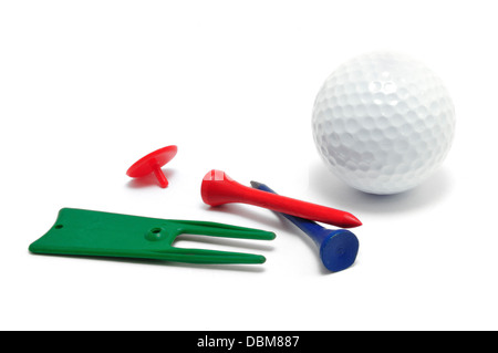 Golfball, Tees und Marker (Ball Mark) Reparatur Pitchgabel isoliert auf weißem Hintergrund Stockfoto