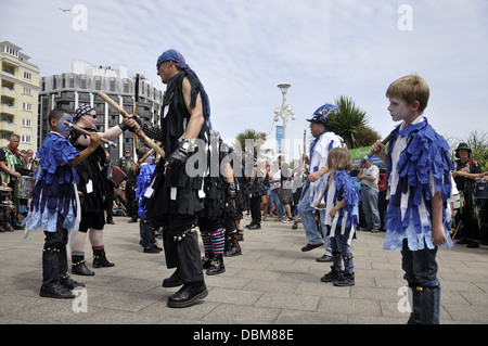 Erwachsene und Kinder, die Durchführung von Morris Tanz in Eastbourne Festival Lammas 2013 Stockfoto