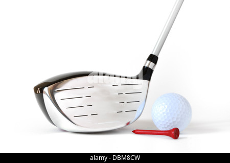 Fahrer, Golfball und roten Tee isoliert auf weißem Hintergrund Stockfoto