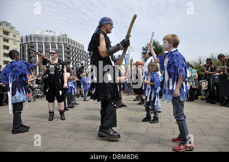 Erwachsene und Kinder, die Durchführung von Morris Tanz in Eastbourne Festival Lammas 2013 Stockfoto