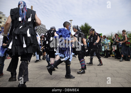 Erwachsene und Kinder Moriskentänzer in Eastbourne Lammas Festival 2013 Stockfoto