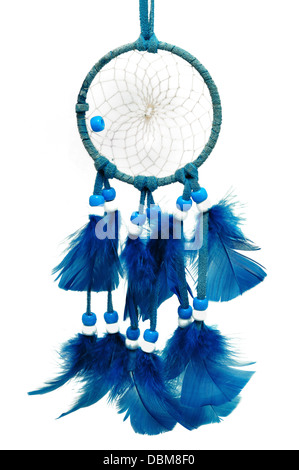 Blaue Dreamcatcher mit Federn und Perlen isoliert auf weißem Hintergrund Stockfoto