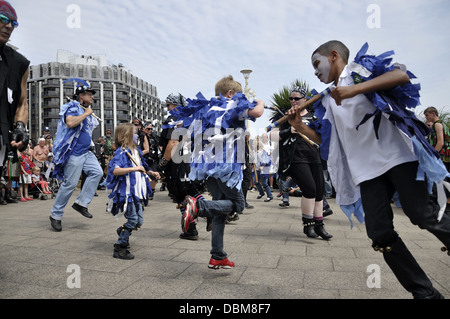 Erwachsene und Kinder Moriskentänzer in Eastbourne Lammas Festival 2013 Stockfoto