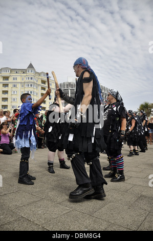 Erwachsene und Kinder Moriskentänzer in Eastbourne Lammas Festival 2013 Stockfoto