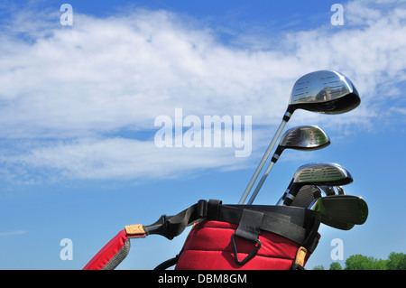 Golfclubs in eine rote Tasche, Putter, Eisen, Fahrer, 3 Holz und hybrid Stockfoto